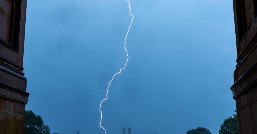 Ein Blitz schlägt am Abend in den Turm des Rathauses in der Innenstadt der bayerischen Landeshauptstadt ein.