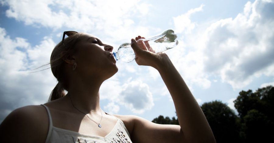 Mindestens 1,5 Liter Flüssigkeit sollte man bei sommerlichen Temperaturen täglich trinken - am besten Wasser, ungesüßte Tees oder Schorlen.
