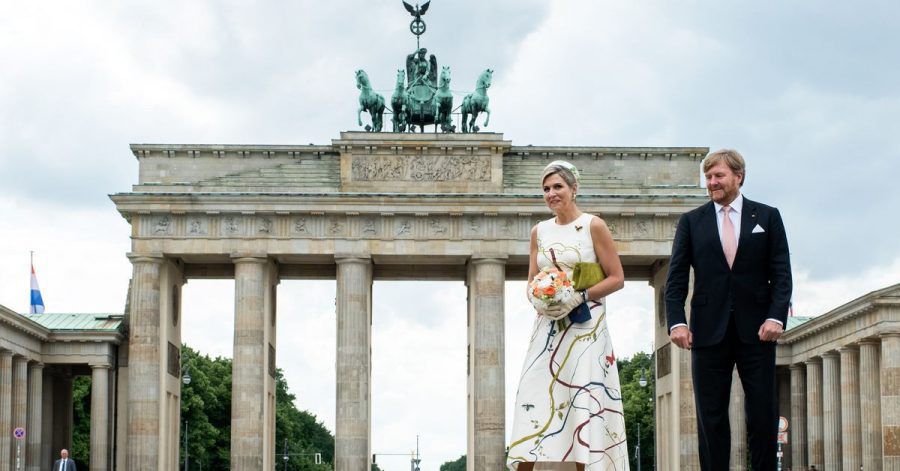König Willem-Alexander der Niederlande und Königin Maxima gehen über den Pariser Platz vor dem Brandenburger Tor.
