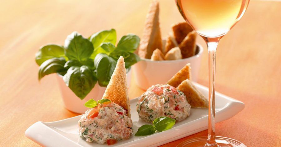 Zu trockenem Rosé passen Rillettes vom gebeizten Lachs. Zum dem Brotaufstrich passen etwas Salatgarnitur und Toastecken.