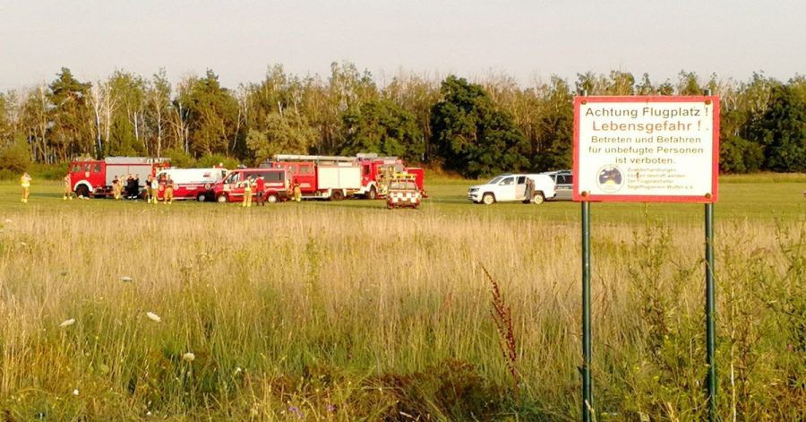 Die Feuerwehr steht am Flugplatz Renneritz an der weiträumig abgesperrten Unfallstelle.