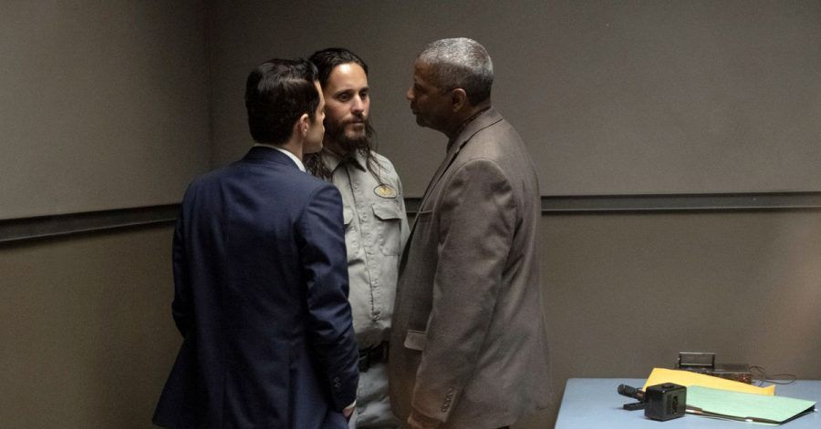 Sergeant Jim Baxter (Rami Malek) und Sheriff Joe Deacon (Denzel Washington ) haben den undurchsichtigen Outlaw Albert Sparma (Jared Leto) in die Ecke gedrängt.