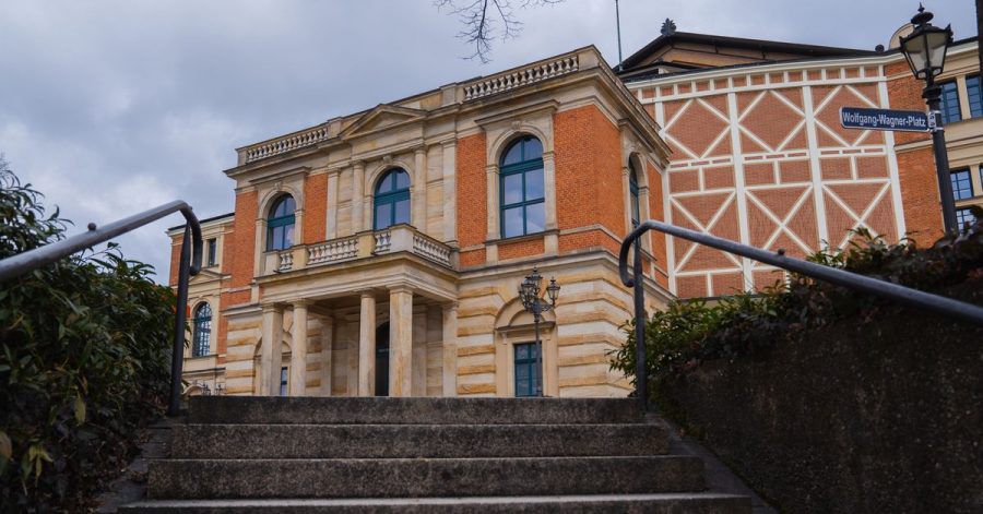 Wolken ziehen über das Festspielhaus in Bayreuth.