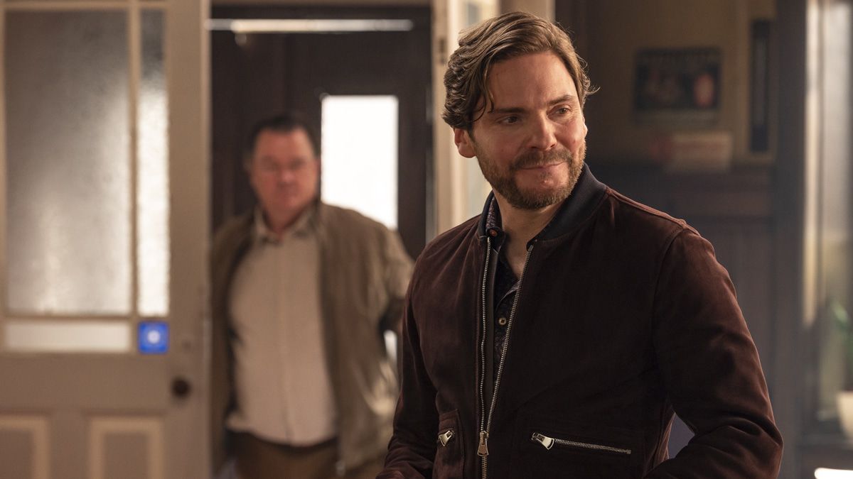 Filmkritik "Nebenan": Kluges Kneipendrama-Regiedebüt von Daniel Brühl