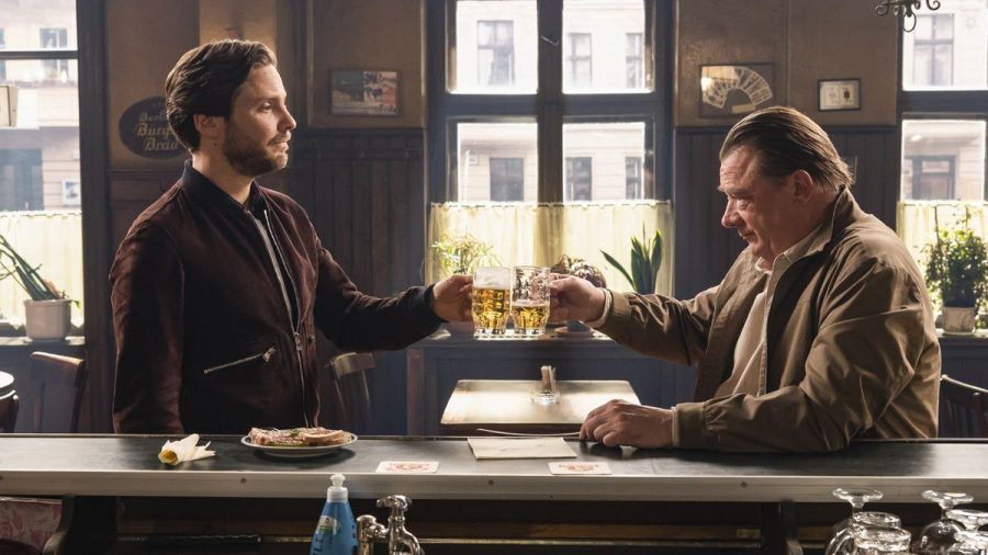 Filmkritik "Nebenan": Kluges Kneipendrama-Regiedebüt von Daniel Brühl
