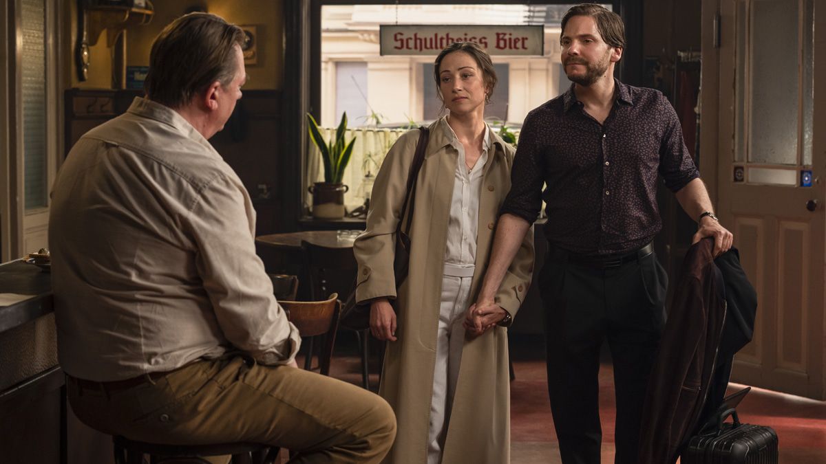 Filmkritik "Nebenan": Kluges Kneipendrama-Regiedebüt von Daniel Brühl