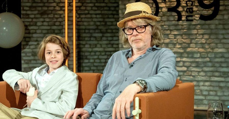 Helge Schneider und Sohn Charlie zu Gast in einer Talkshow.