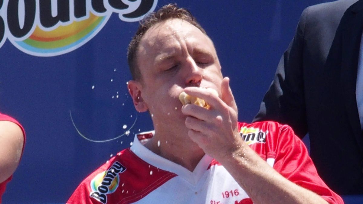 76 Hotdog in 10 Minuten: Wettesser bricht eigenen Rekord