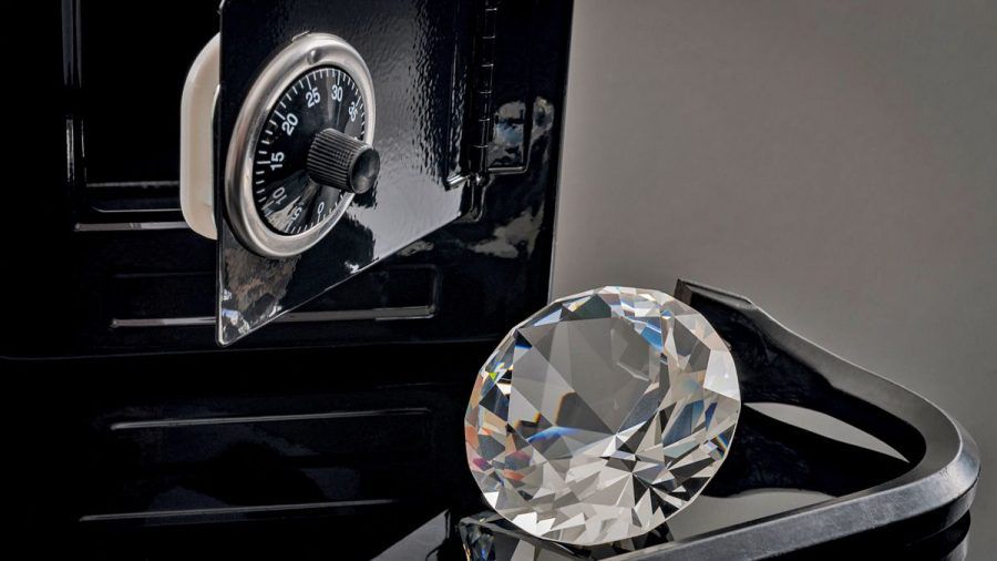 Video: Millionenschwere Diamanten in Sekunden gegen Kiesel getauscht