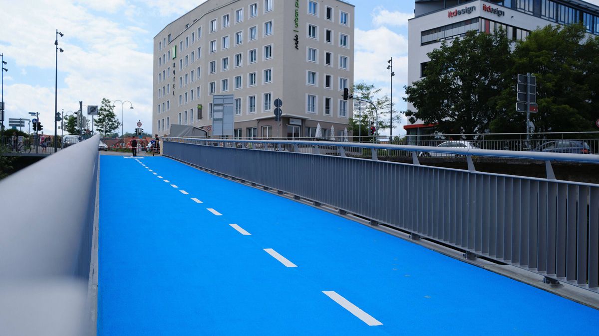 Hier ist die Fahrradbrücke mit "Fußbodenheizung"