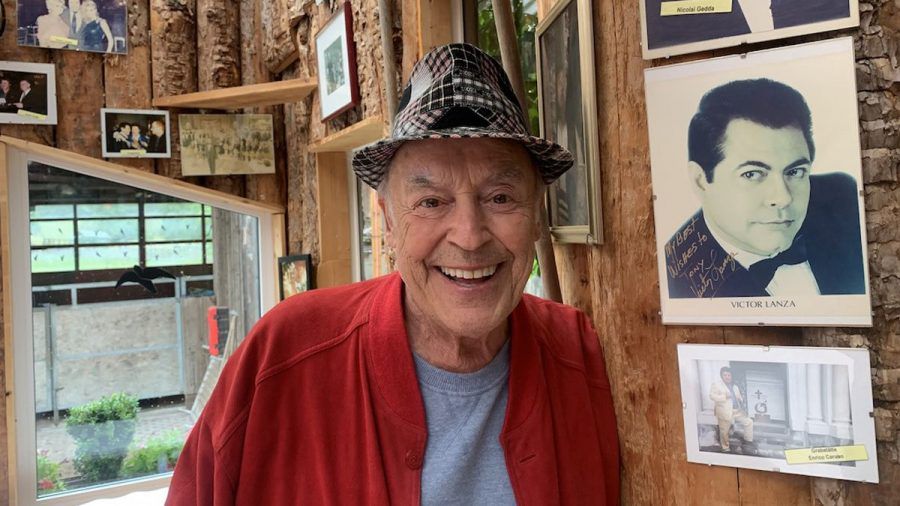 Tony Marshall hat in über 60 Bühnenjahren alles erreicht, was ein Sänger erreichen kann: Sein Bekanntheitsgrad von 98 % ist kaum zu übertreffen. Seine Hits wie „Schöne Maid“, „Komm gib mir deine Hand“ oder „Bora, Bora, aber auch seine leiseren Lieder, begeistern bis heute Generationen von Menschen. Der ausgebildete Opernsänger und Ehrenbürger seiner Heimatstadt Baden-Baden hat sich nicht nur in der deutschsprachigen Musikszene verewigt, sondern feierte weltweit auch mit Tourneen durch Nordamerika, Afrika und Japan große Erfolge.