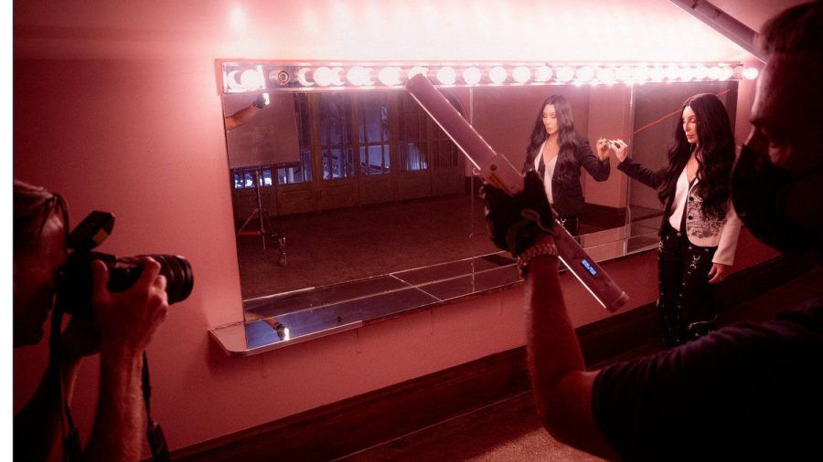 Bryan Adams fotografiert Cher für den Pirelli-Kalender 2022. (ili/spot)