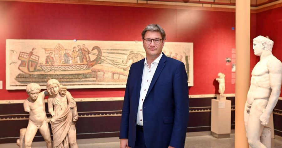 Eckart Köhne, Direktor des Badischen Landesmuseum, aufgenommen im Karlsruher Schloss in der Antikensammlung.
