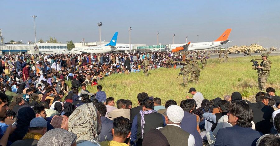 In Kabul war es am Montag zu Chaos am Flughafen gekommen. Afghanen, die vor den Taliban fliehen wollten, rannten auf das Flugfeld, um in Sicherheit gebracht zu werden.
