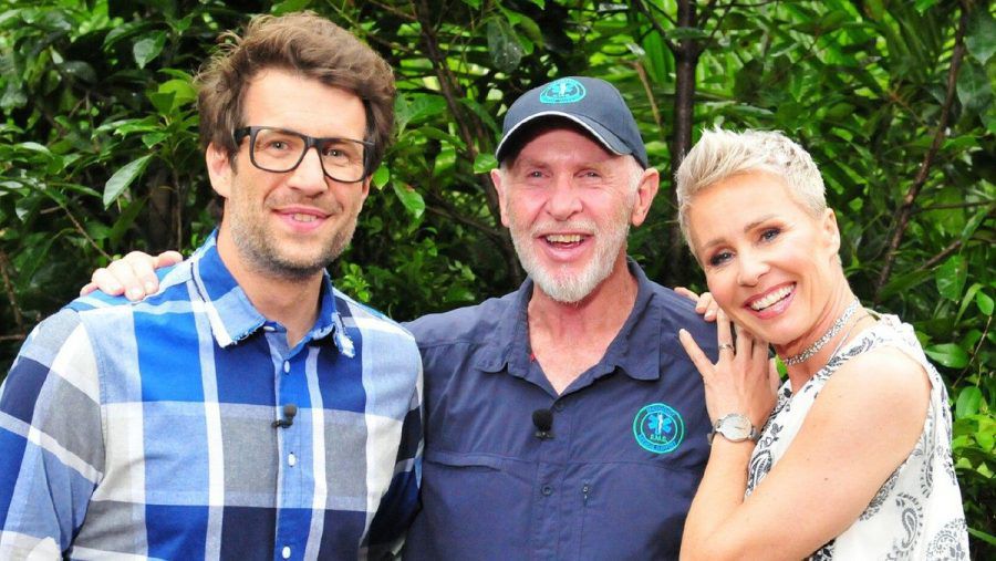 Im Gegensatz zu ihren britischen Kollegen wissen Daniel Hartwich (l.), Dr. Bob und Sonja Zietlow noch nicht sicher, wo es sie für das kommende Dschungelcamp hin verschlägt. (stk/spot)