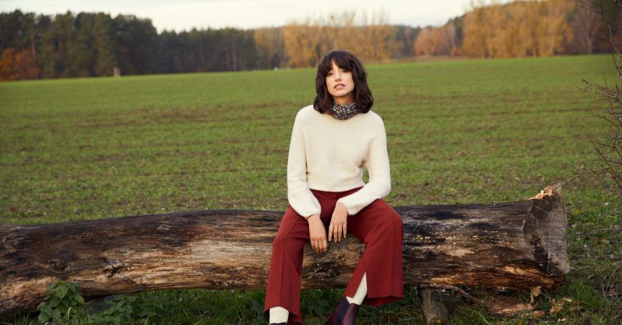 Ein Teil der trendigen Mode für Frauen im Herbst und Winter ist schlicht - hier ein Beispiel mit der Trendfarbe Cashmere-Beige von Toni (Pullover ca. 80 Euro, Hose ca. 90 Euro).