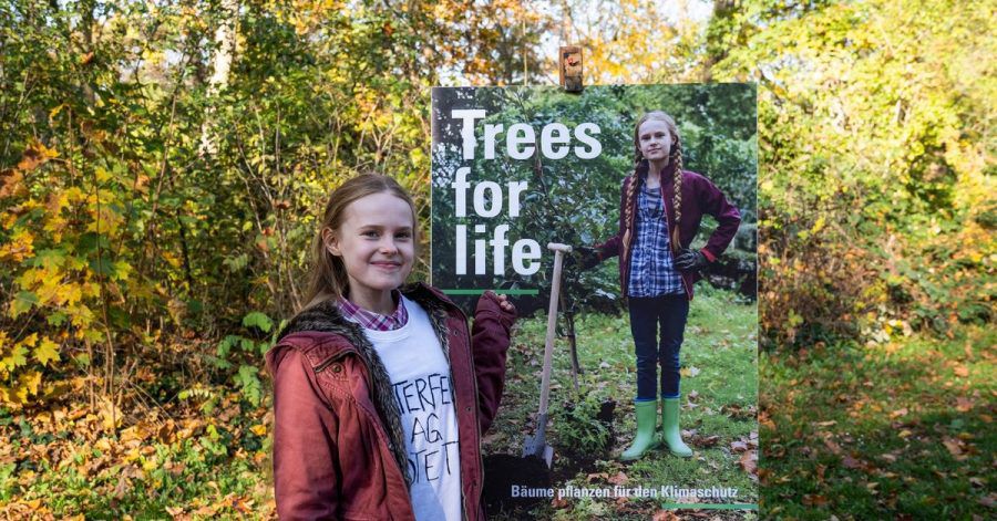 Mirella Schulze (Tilda Jenkins) vor dem Kampagnenplakat zu "Trees for Life".