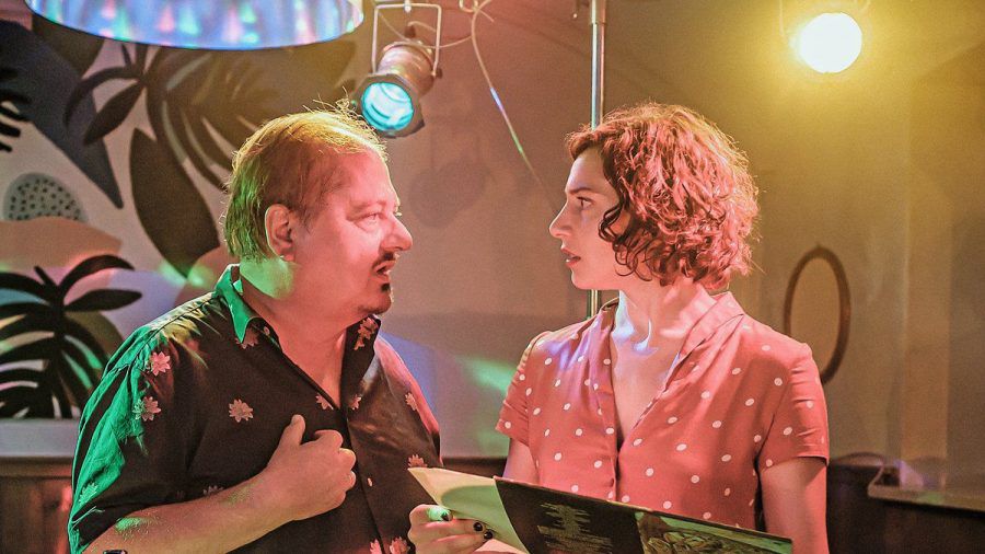 "Um die 50": Carlo (Jürgen Tarrarch, l.) will gegenüber seiner Tochter Isabella (Shirin Lilly Eissa) nicht zugeben, dass es ihm nicht gut geht. (cg/spot)