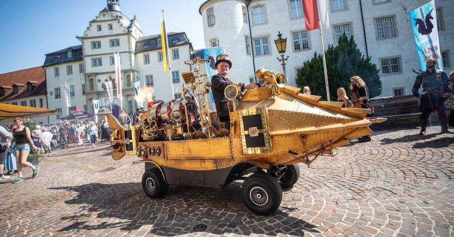 Im «Steam-Punk»-Stil: mit einem Fantasy-Fahrzeug durch Bad Mergentheim.