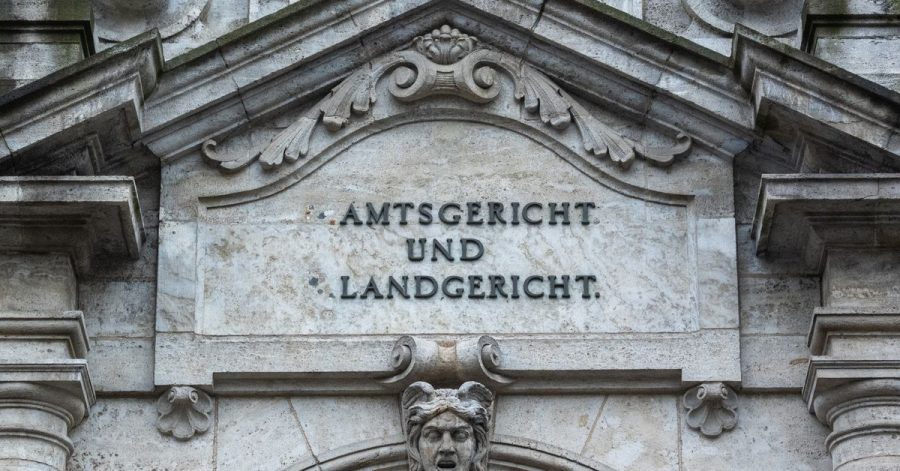 Das Justizgebäude in Regensburg. Eine 25 Jahre alte Frau muss sich dort wegen der Tötung ihrer neugeborenen Tochter verantworten.