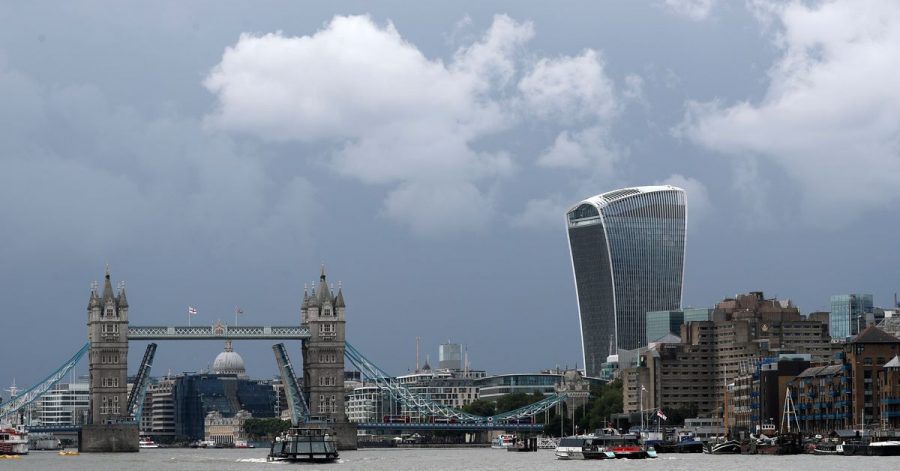 Die Tower Bridge steckt aufgrund einer technischen Störung in geöffneter Position fest.