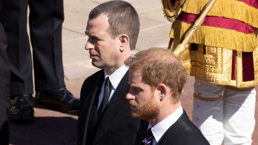 Peter Phillips (l.) neben Prinz Harry auf der Beerdigung von Prinz Philip (wue/spot)