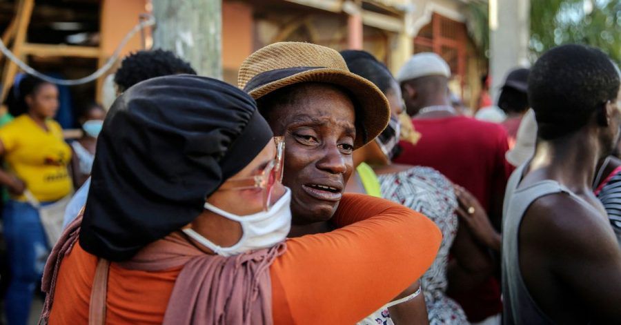 Nach dem Erdbeben der Stärke 7,2 in Haiti weinen Angehörige während der Suche nach Vermissten. Die Zahl der Todesopfer ist inzwischen auf über 1200 gestiegen.
