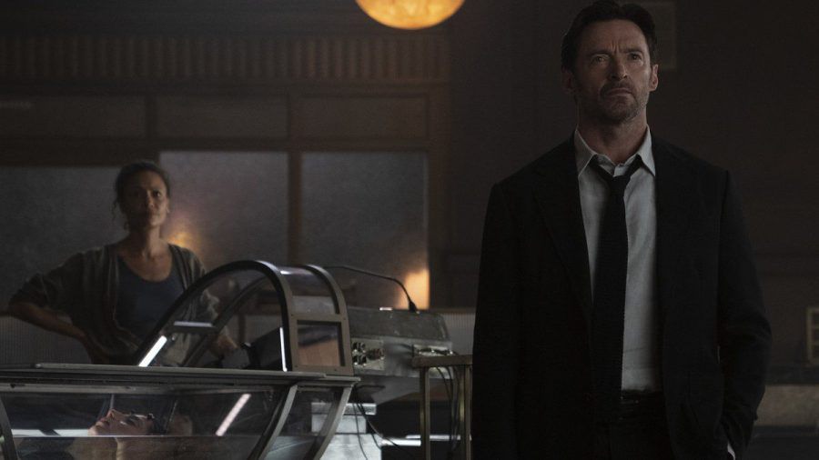 Watts (l., Thandiwe Newton) und Nick Bannister (Hugh Jackman) verdienen sich in "Reminiscence" ihren Lebensunterhalt damit, alte Erinnerungen erneut erlebbar zu machen. (wag/spot)