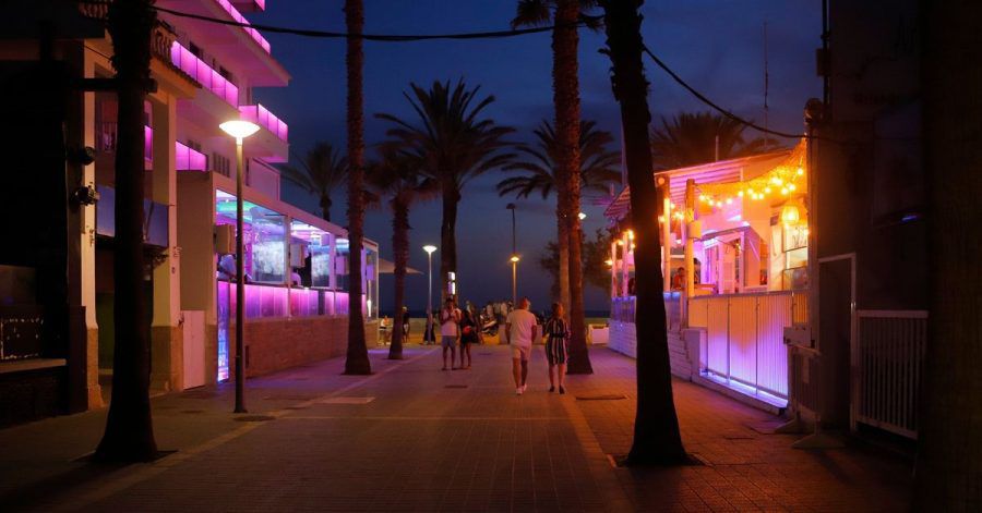 Die sogenannte Bierstraße ist eine bei Touristinnen und Touristen beliebte Vergnügungsmeile auf Mallorca - jetzt wurde sie zum Tatort. (Archivbild)