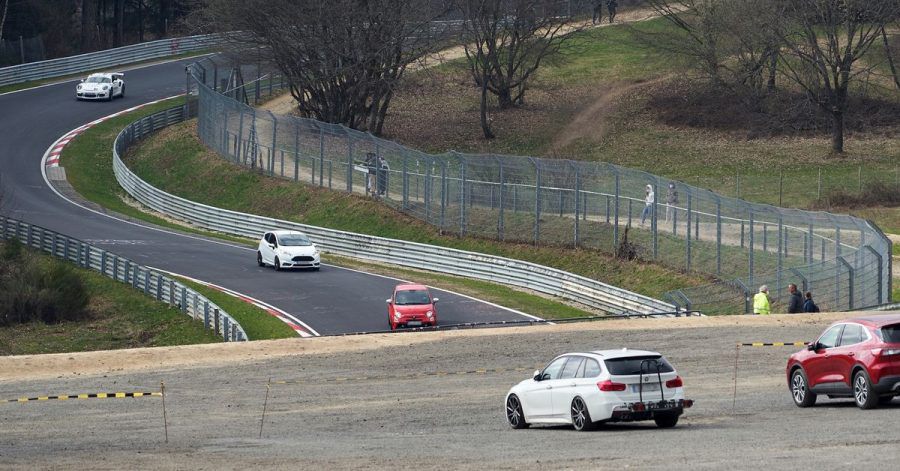 Belustigung am «Brünnchen»: Zum gleichnamigen Streckenabschnitt der Nordschleife zieht es Zuschauer, die beobachten können, wie es den einen oder anderen «Hobby-Hamiliton» von der Ideallinie abbringt.