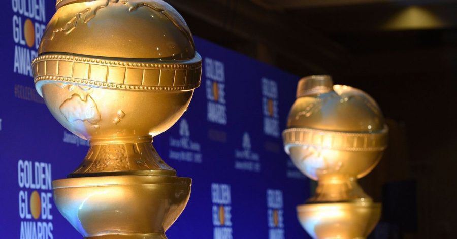 Statuen in Form der Golden Globes stehen vor der Nominierung für die Golden Globe Awards auf der Bühne.