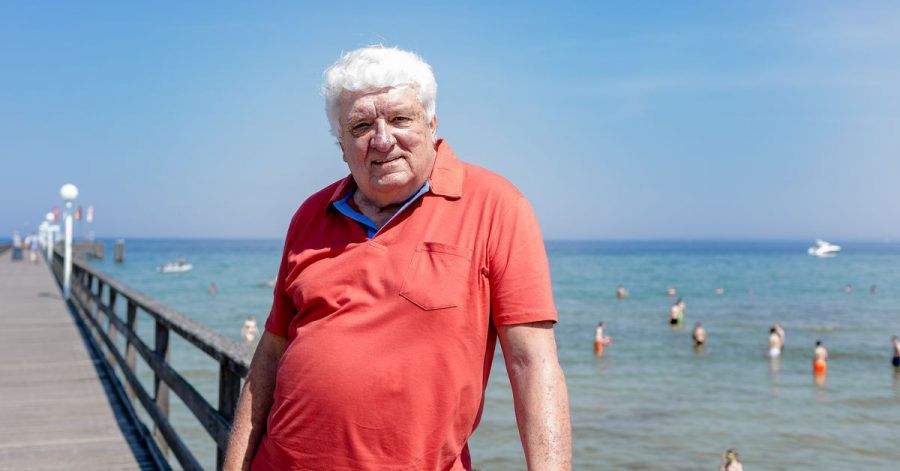 Hans Meiser auf der Seebrücke an der Ostsee: Der ehemalige Fernsehmoderator lebt jetzt da, wo andere Urlaub machen.