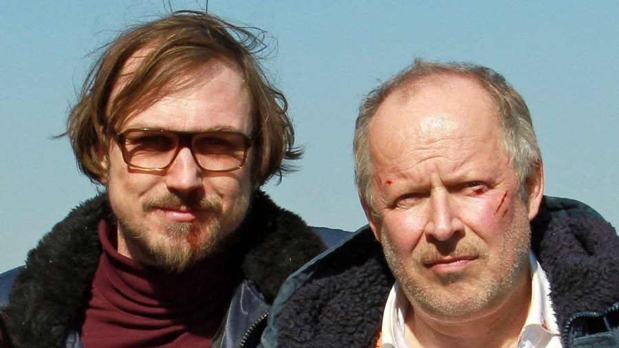 Lars Eidinger (l.) und Axel Milberg treffen im "Tatort: Borowski und der gute Mensch" zum dritten Mal aufeinander. (ili/spot)