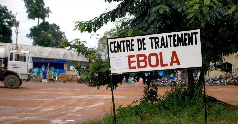 Ein Wegweiser kündigt den Eingang zur Ebola-Behandlungsstation in Gueckedou, Guinea, an. Im westafrikanischen Staat Elfenbeinküste ist der erste Fall der lebensgefährlichen Ebola-Krankheit seit mehr als einem Vierteljahrhundert registriert worden.