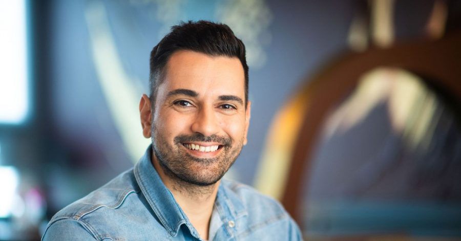 Tan Caglar sitzt wegen einer Rückenmarkserkrankung im Rollstuhl.