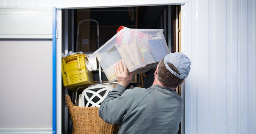 Wer Möbel einlagert, sollte auf die Vertragsdetails achten. Ob es sich um einen Lager- oder Mietvertrag handelt, kann bei Schäden einen Unterschied machen.