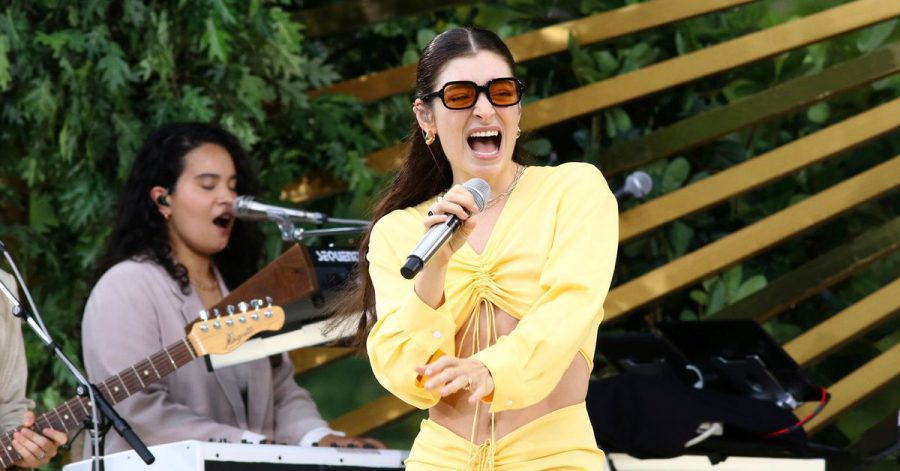 Lorde auf der Bühne.