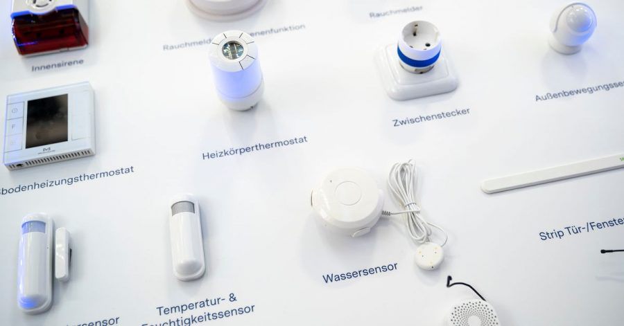 Smart-Home-Geräte sollen beim Energiesparen helfen - aber laufen oft mit ressourcenbindenden Batterien.