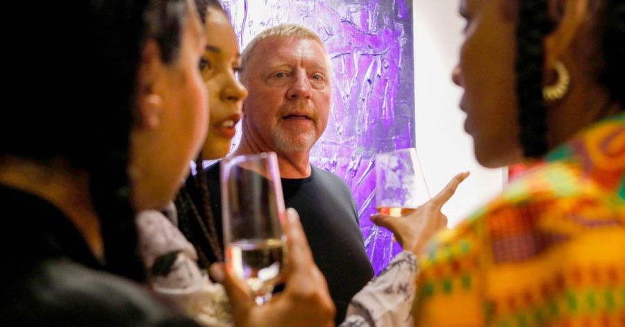Boris Becker (M) unterhält sich bei der Eröffnung der Ausstellung „Pros & Cons of Being A Spoiled Brat“ seines Sohnes Noah mit Barbara Becker (r) und Lilian de Carvalho Monteiro (2.v.l) in der Gerhardt Braun Gallery am Plaça Frederic Chopin 2.