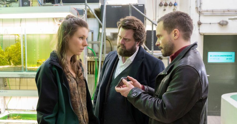 Die Schlangenexpertin Dr. Nathalie Schilling (Xenia Tiling) unterstützt Benni Hornberg (Antoine Monot, Jr., M.) und Leo Oswald (Wanja Mues)