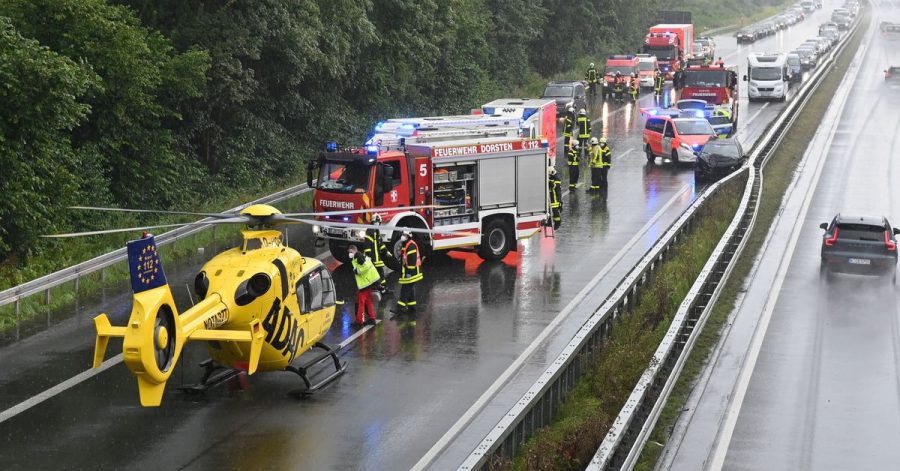 Einsatzkräfte der Feuerwegr und ein Hubschrauber des ADAC stehen auf der A31, wo sich zwei Unfälle ereignet haben.