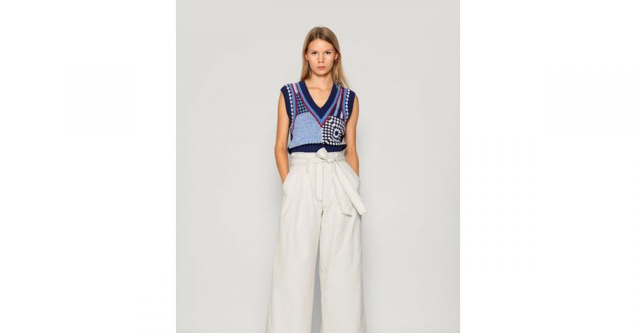 Die spannende Optik des Oversized-Stils entsteht auch aus verschiedenen Materialien der Kleidungsstücke. Das Label Baum und Pferdgarten zum Beispiel kombiniert eine Strickweste mit einer feinen Baumwoll-Hose (Weste 239 Euro, Hose 189 Euro).