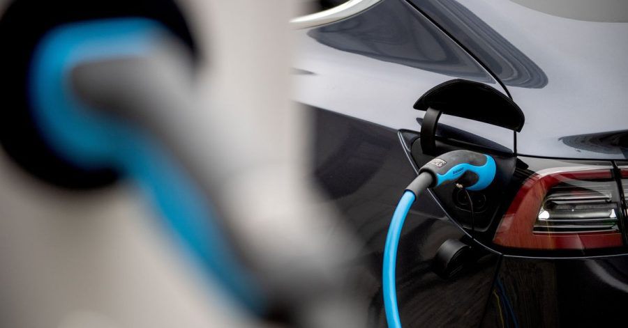 Strom statt Sprit: Was bedeutet der Unterschied bei der Energiequelle für die Brandgefahr von Autos?