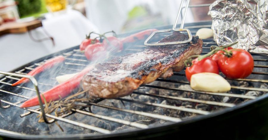 Bitte stellen Sie das Rauchen ein. Steaks grillt man lieber nur kurz in der größten Hitze und parkt sie dann am kühleren Rand.