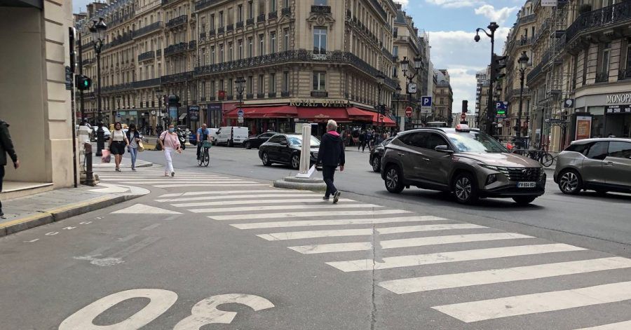 Auf einer Straße im Zentrum von Paris gilt Tempo 30. Ab dem 30. August 2021 wird diese Geschwindigkeitsbegrenzung in der französischen Hauptstadt großflächig eingeführt.