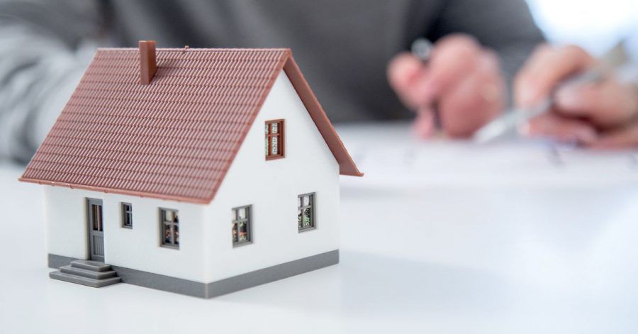 Lieber erst das Grundstück und dann das Haus kaufen - für künftige Eigentümer ist das die sicherere Variante.