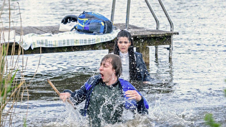 "Sturm der Liebe": Beim Versuch eine Hummel zu retten, landen Gerry und Shirin im Wasser. (cg/spot)