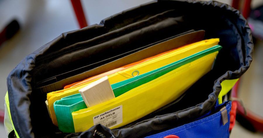 Statt Kunststoff empfehlen Verbraucherschützer für Hefte und Schnellhefter Recyclingpapier mit dem Umweltzeichen Blauer Engel.