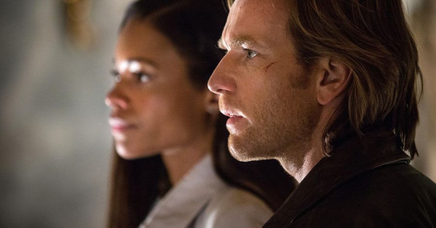 Perry (Ewan McGregor, r) und Gail (Naomie Harris) wollen einer Familie helfen, die sich in Lebensgefahr befindet.