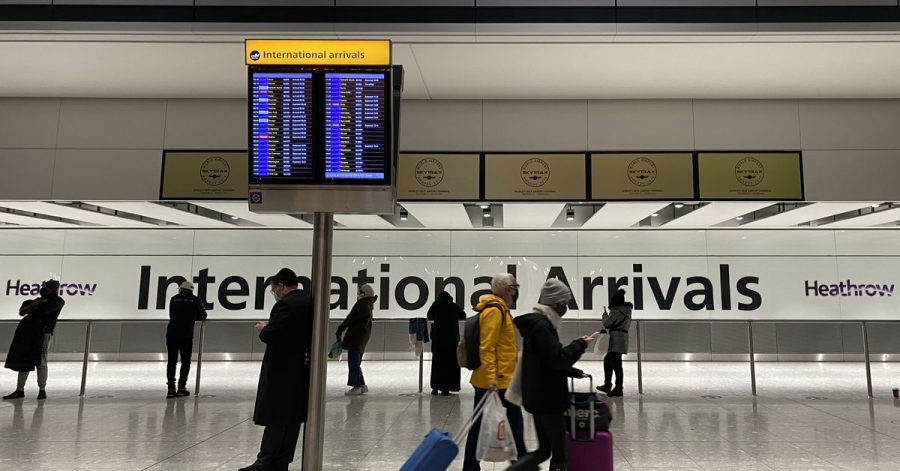 Passagiere gehen durch die Ankunftshalle von Terminal 5 am Londoner Flughafen Heathrow, nachdem sie in Großbritannien angekommen sind.